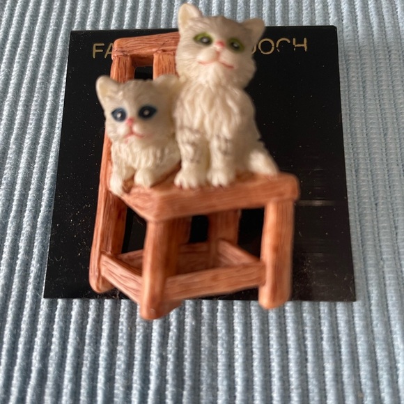 Whimsical Cat Brooch - 2 cats in a chair - Picture 3 of 4